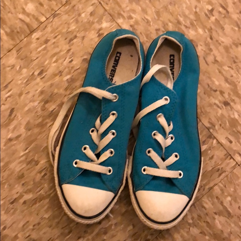 Teal/light blue low tops converse